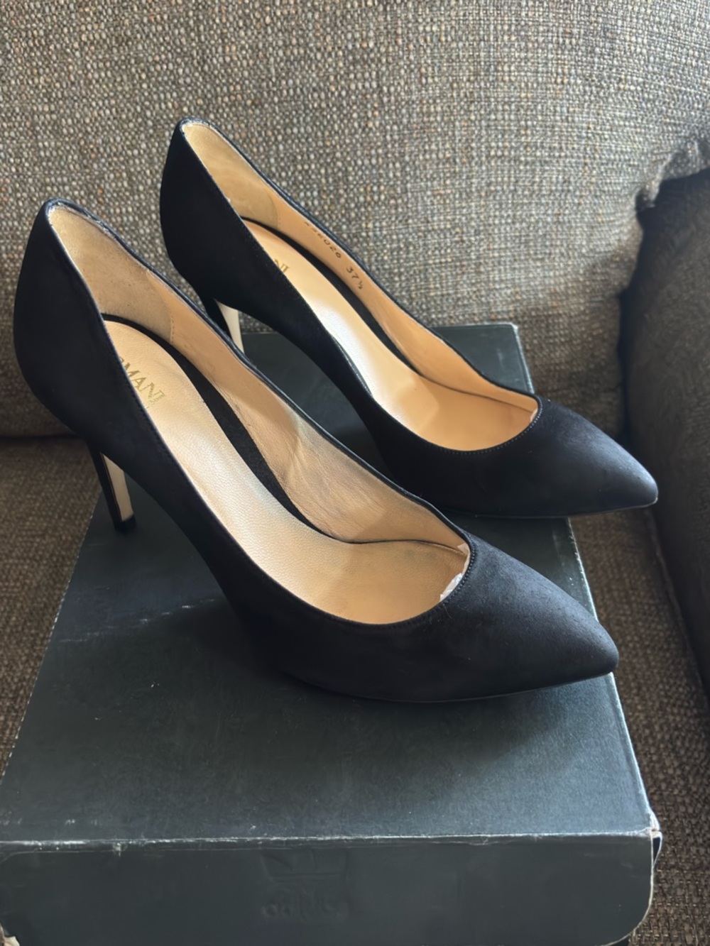 Armani Collezioni Black Pointed-Toe Mid-Heel Pumps